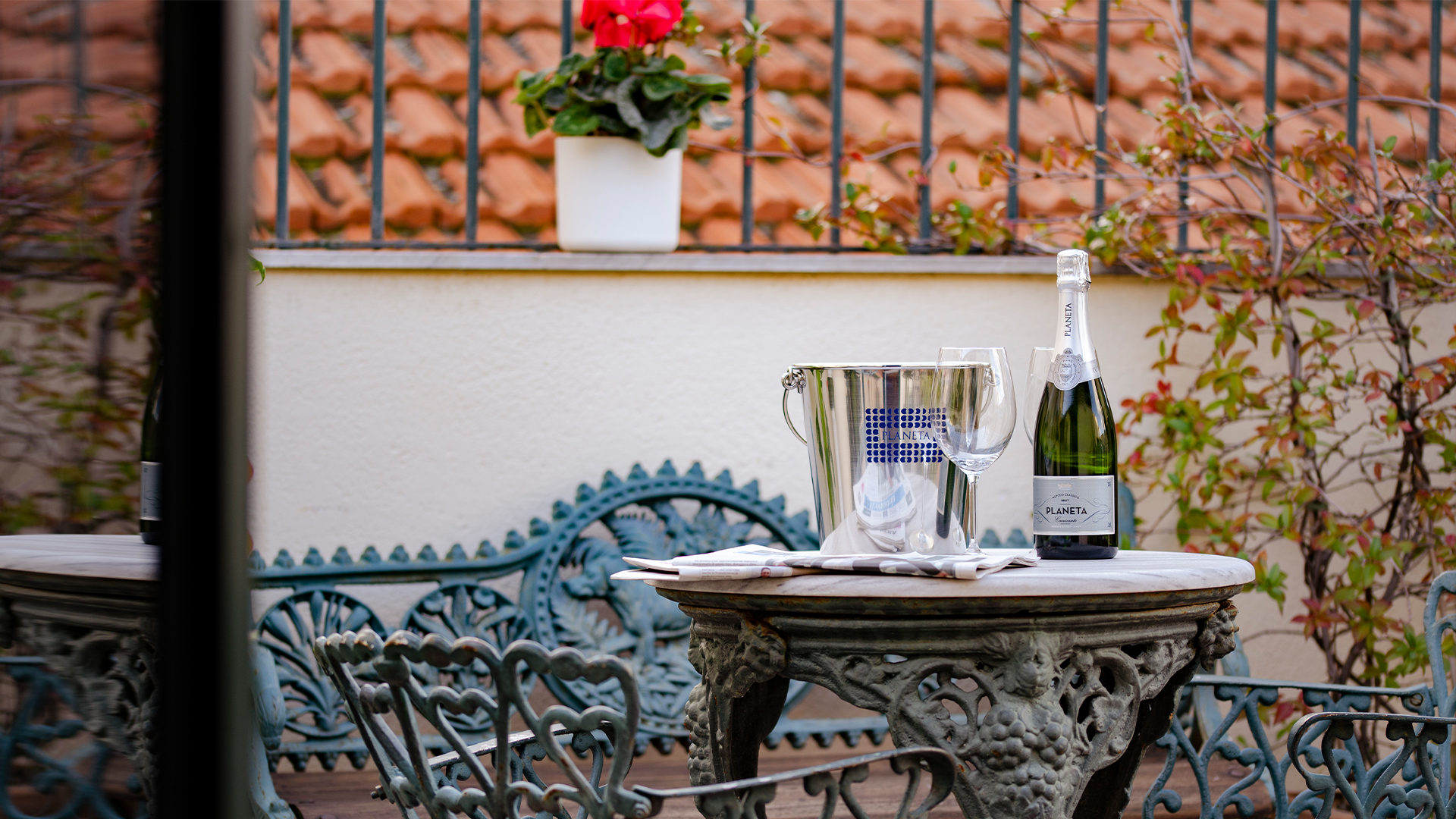 terrazzo con tavolo e bottiglia