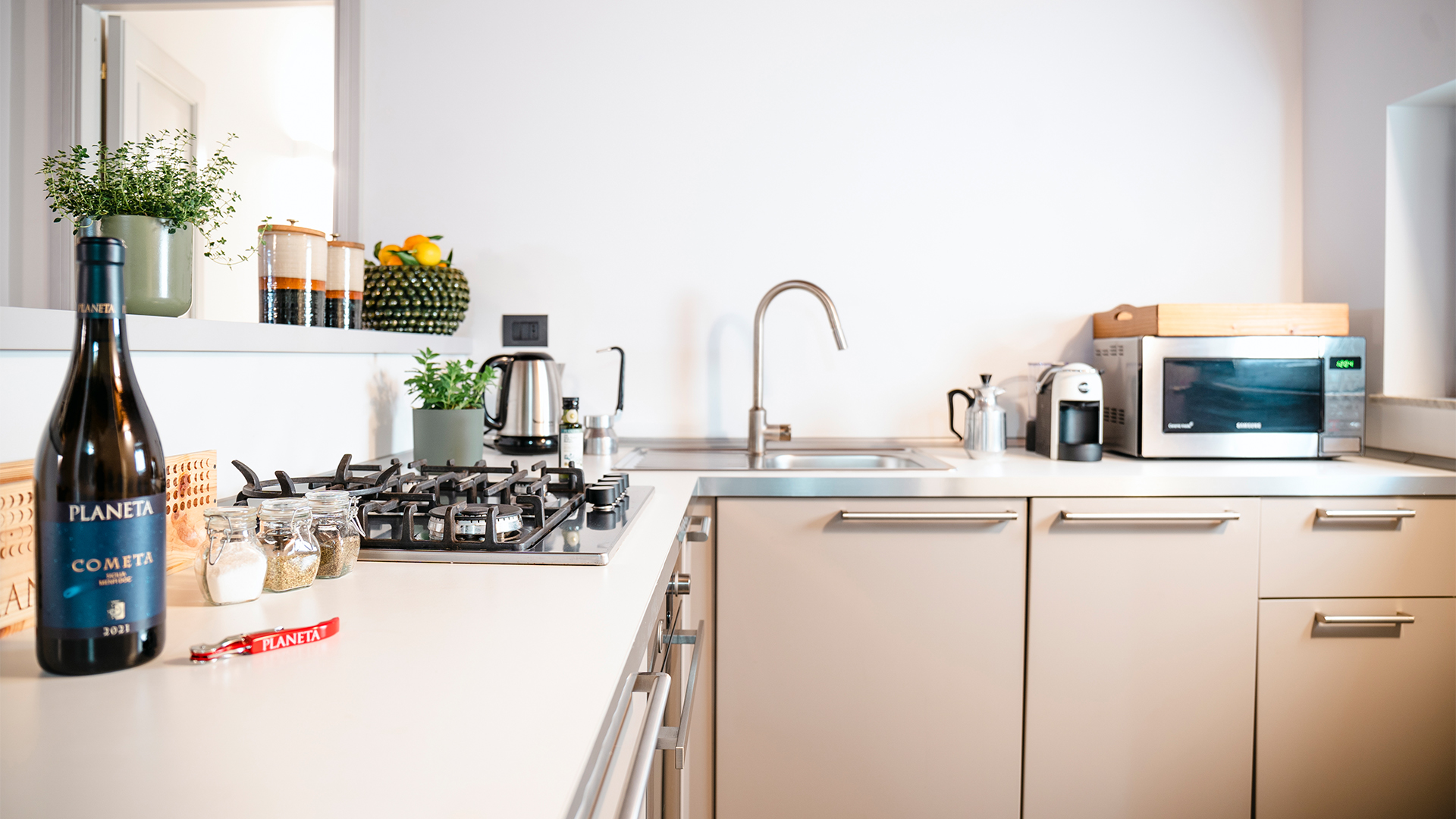 dettaglio cucina con lavandino e piano cottura