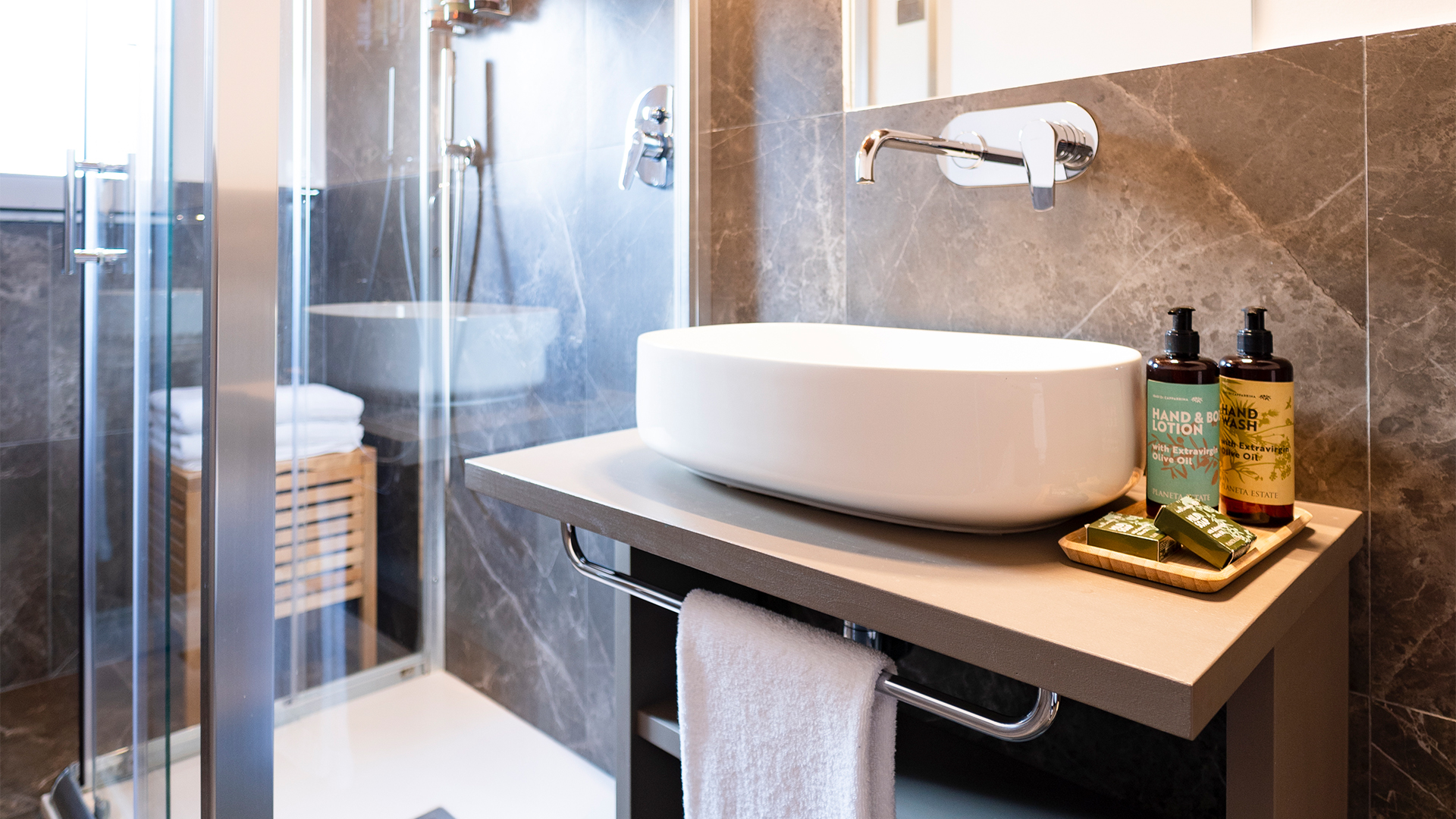 dettaglio bagno doccia e lavandino