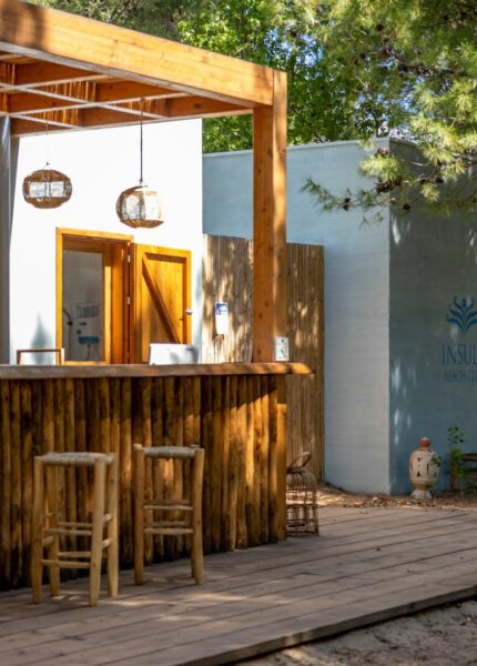 insula-beach-club_planeta-estate_bancone-ingresso-lounge