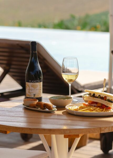 foresteria-piscina-aperitivo-chardonnay-planeta